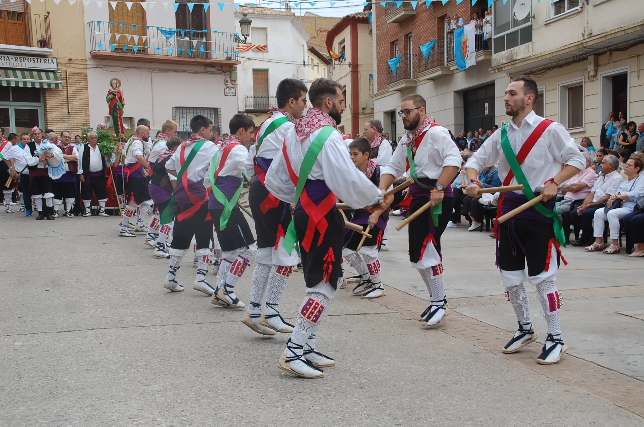 Fiestas de Sariñena con el dance como acto protagonista.
