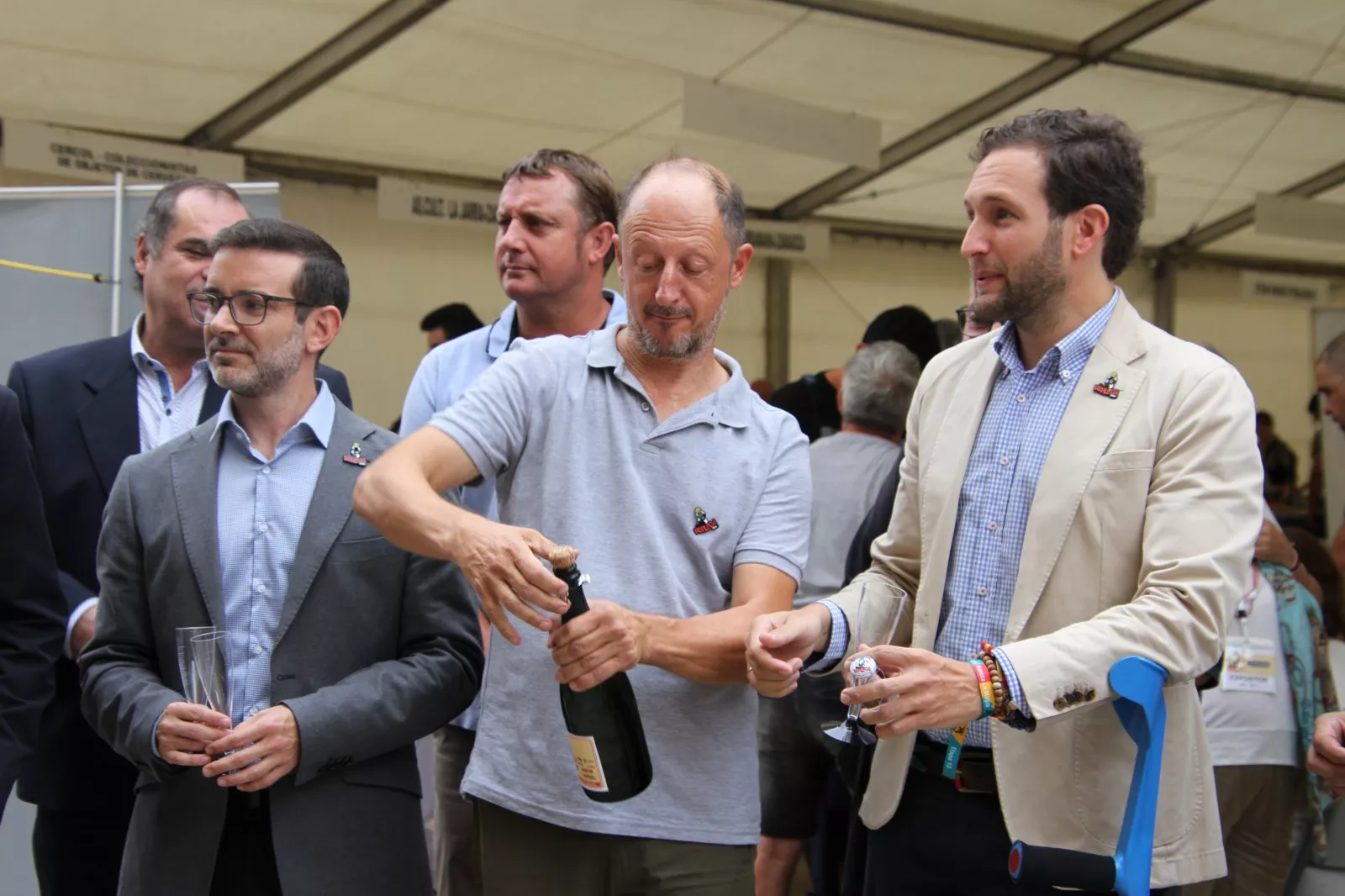 Brindis inaugural de Replega con botella de cava conmemorativa. Foto Carlos Neofato