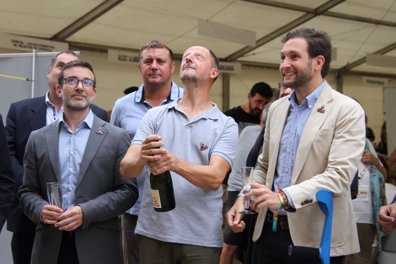 Brindis inaugural con botella de cava conmemorativa. Foto Carlos Neofato