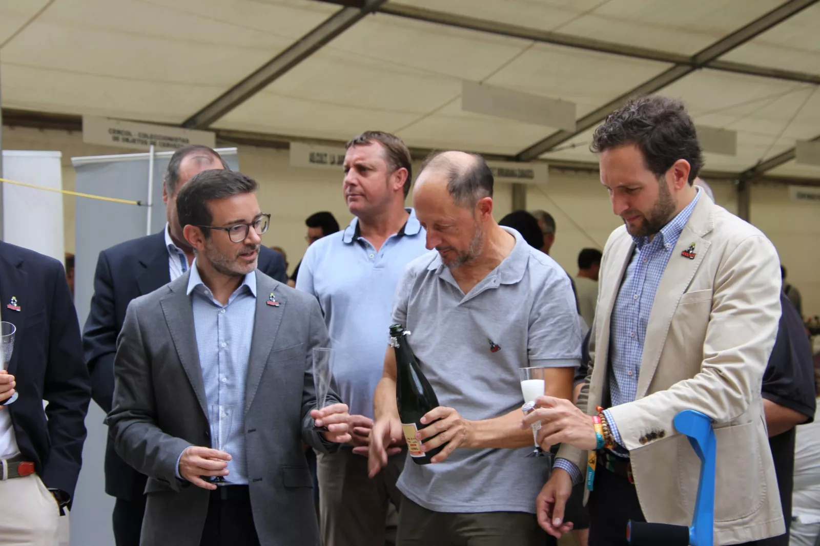 Brindis inaugural de Replega con botella de cava conmemorativa. Foto Carlos Neofato