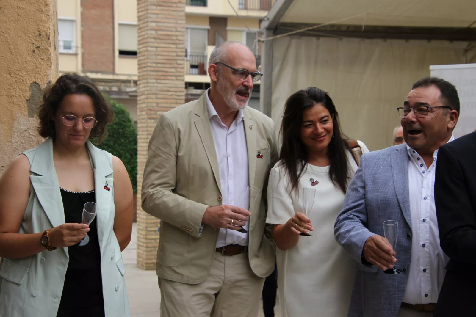 Brindis inaugural de Replega con botella de cava conmemorativa. Foto Carlos Neofato