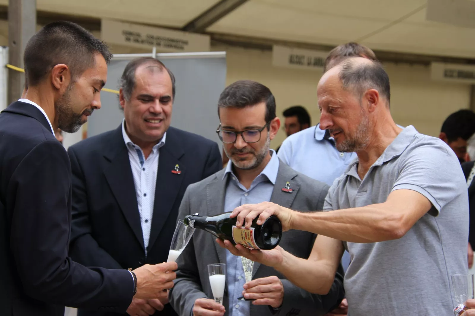 Brindis inaugural de Replega con botella de cava conmemorativa. Foto Carlos Neofato
