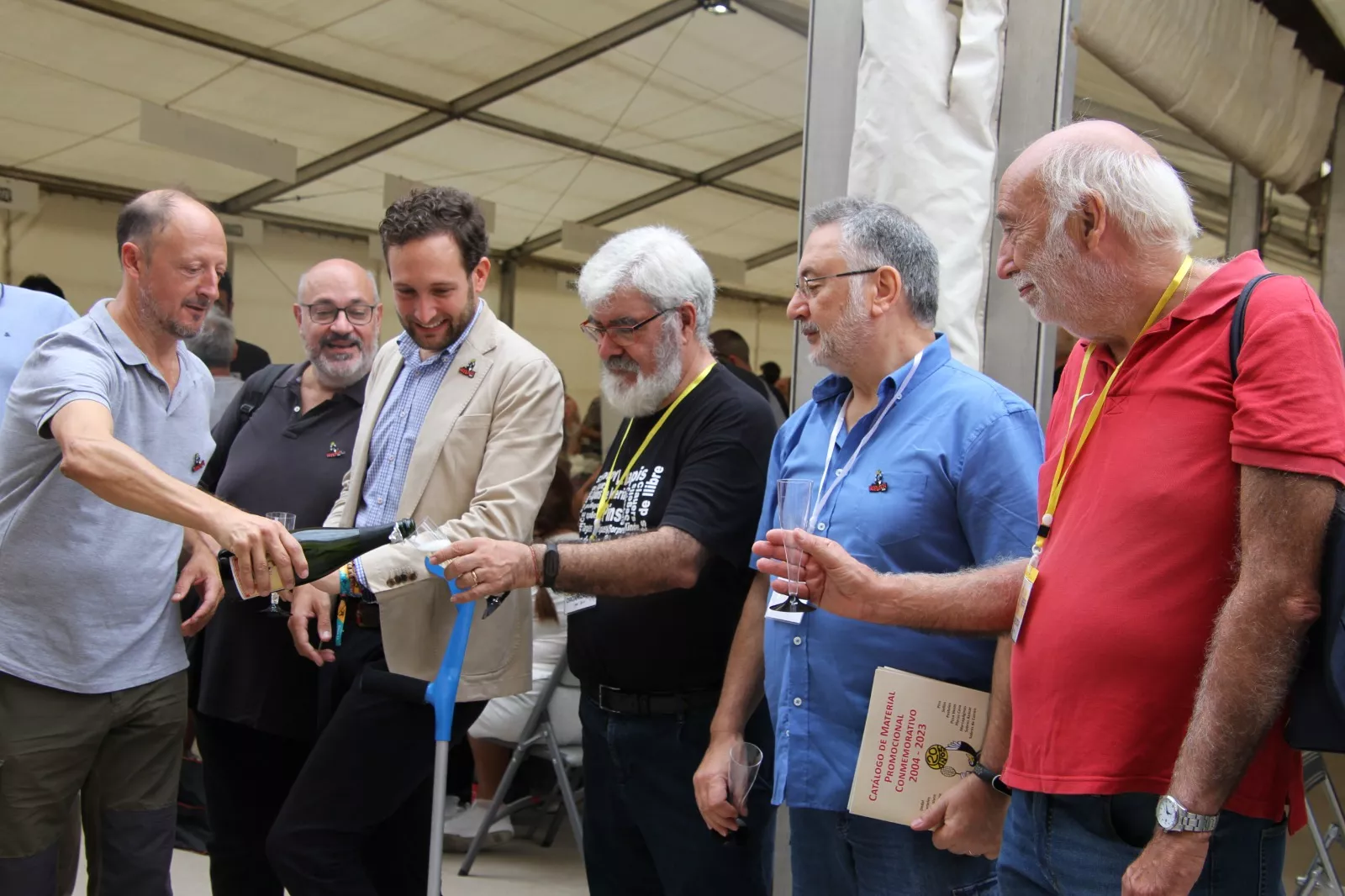 Brindis inaugural de Replega con botella de cava conmemorativa. Foto Carlos Neofato