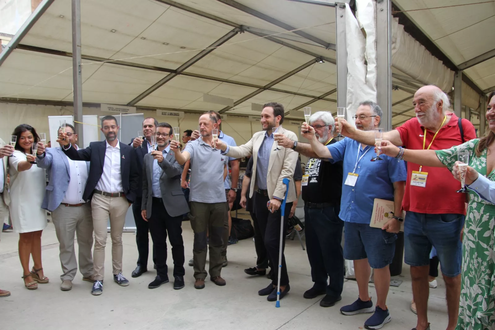 Brindis inaugural de Replega con botella de cava conmemorativa. Foto Carlos Neofato