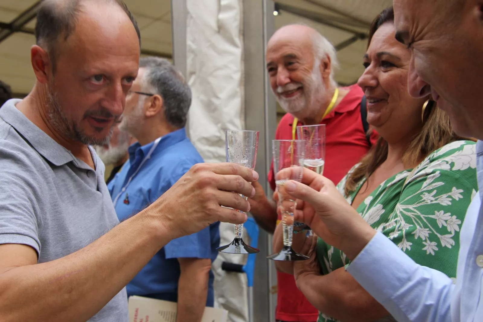 Brindis inaugural de Replega con botella de cava conmemorativa. Foto Carlos Neofato