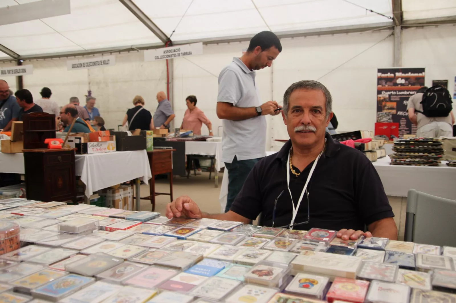 Manuel Pérez. Coleccionista barajas y naipes. Foto Carlos Neofato