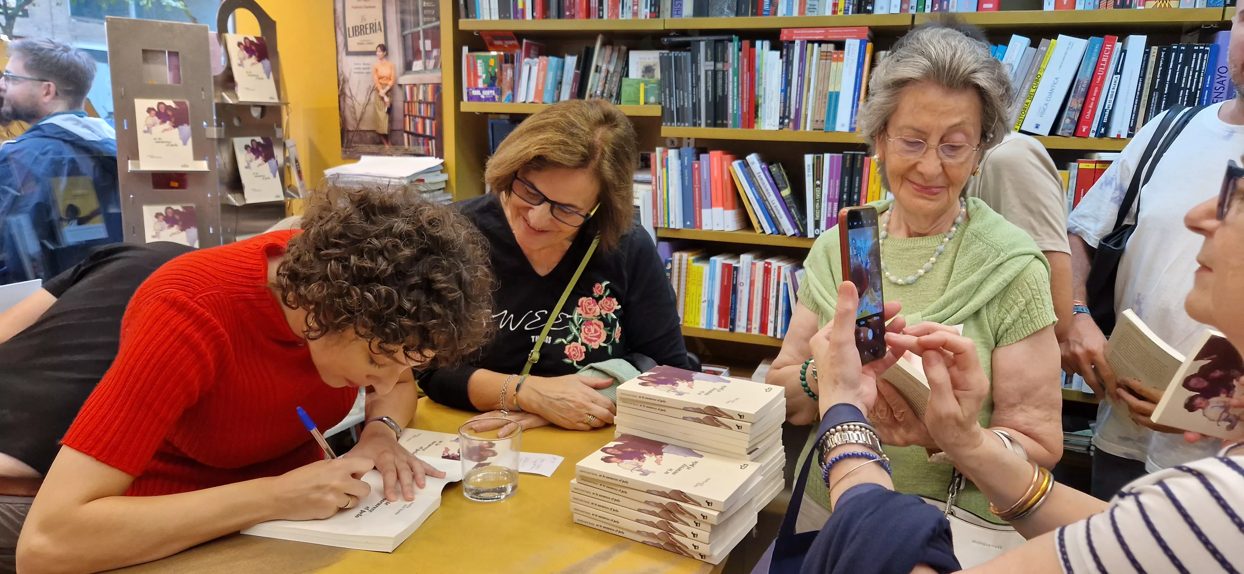 María José Hasta presenta en la librería Anónima "Se te oscurece el pelo". Foto Myriam Martínez