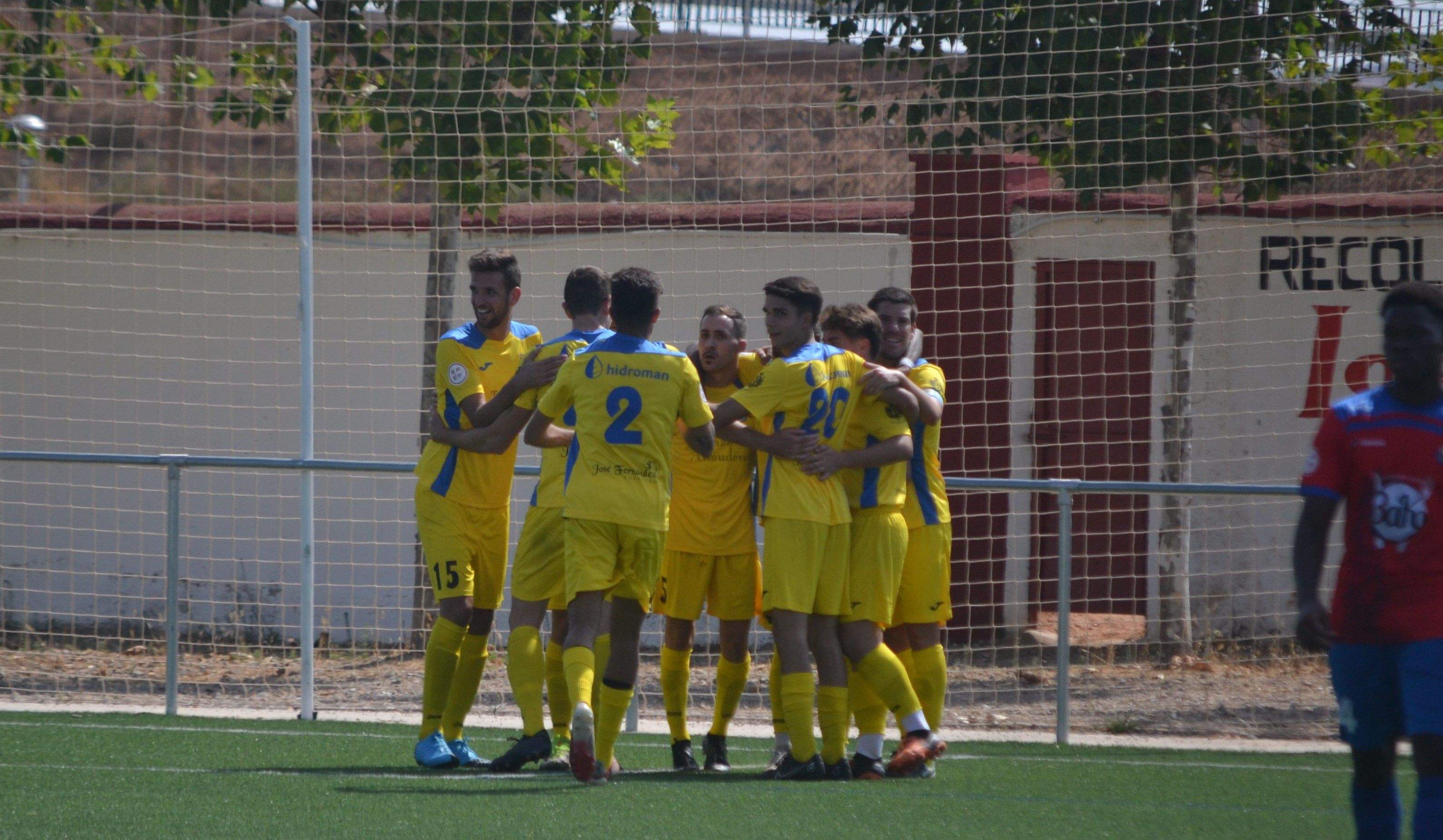 Los jugadores del Almudévar celebran el gol de la victoria en Cariñena. Foto: Raquel Abad