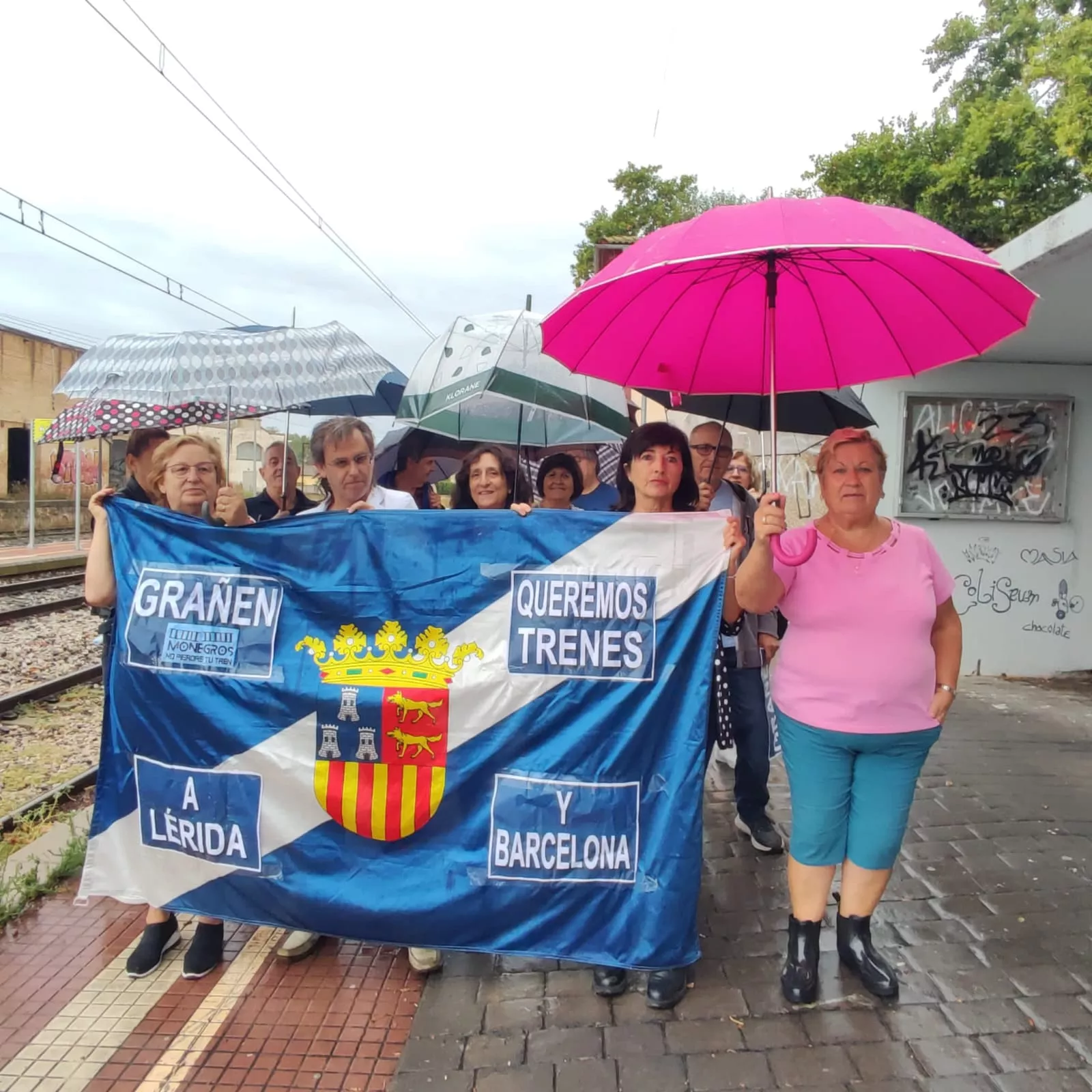 Manifestación esta mañana de domingo de Monegros no Pierdas tu Tren. Foto Estefanía López Ballbe