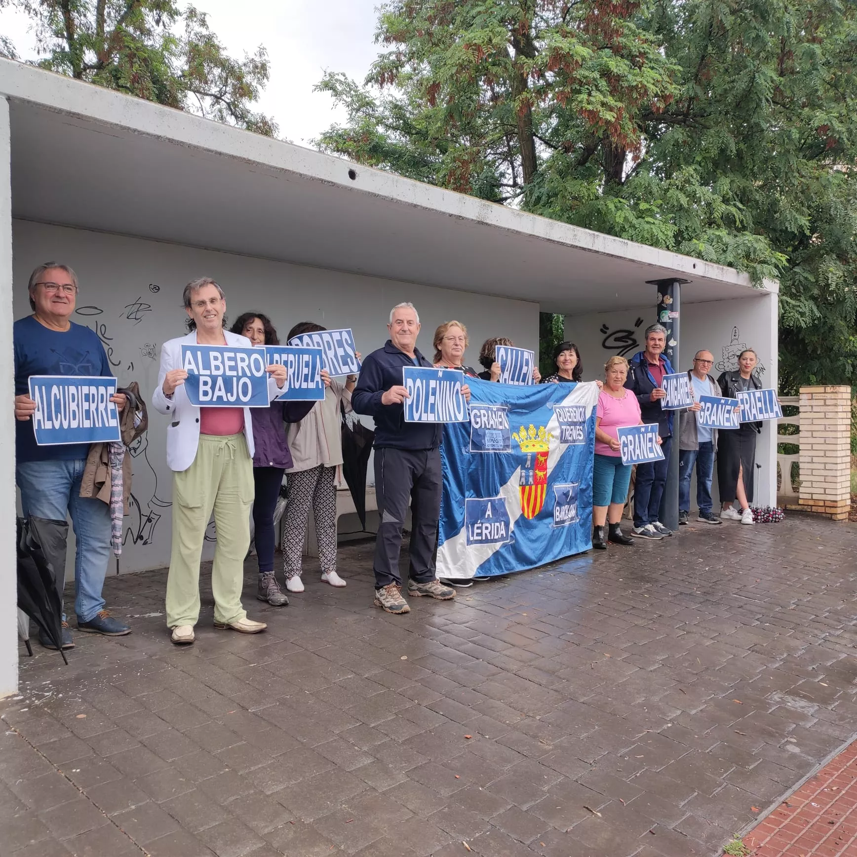 Manifestación esta mañana de domingo de Monegros no Pierdas tu Tren. Foto Estefanía López Ballbe