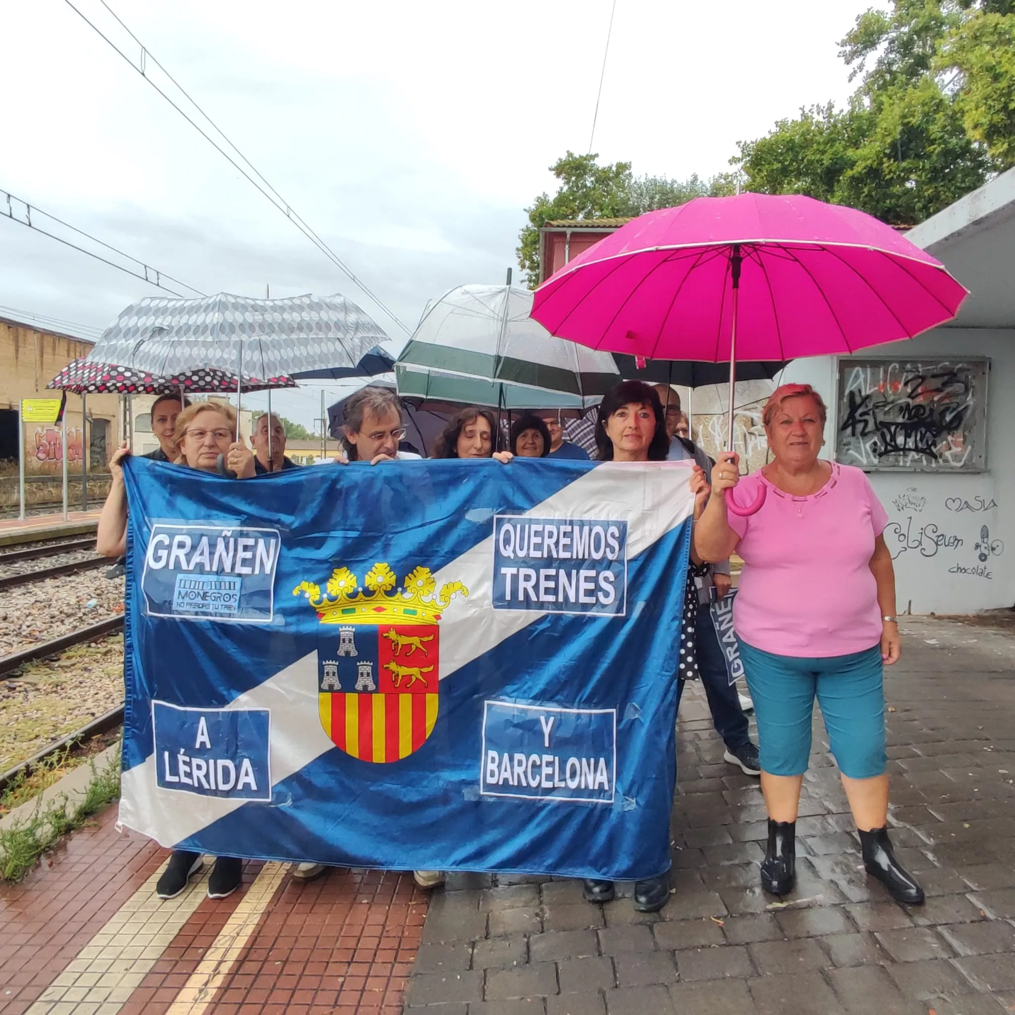 Manifestación esta mañana de domingo de Monegros no Pierdas tu Tren. Foto Estefanía López Ballbe