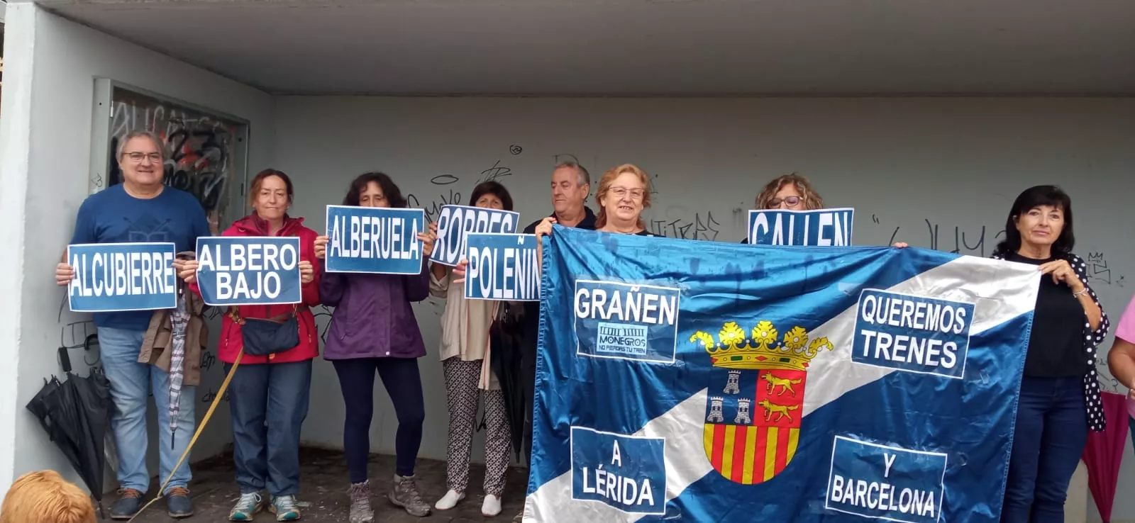 Manifestación esta mañana de domingo de Monegros no Pierdas tu Tren. Foto Estefanía López Ballbe