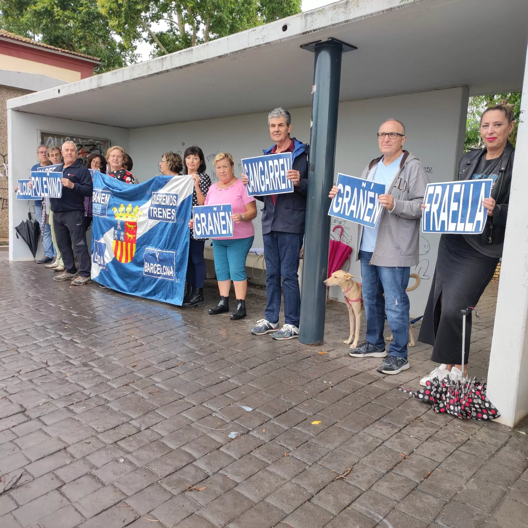 Manifestación esta mañana de domingo de Monegros no Pierdas tu Tren. Foto Estefanía López Ballbe