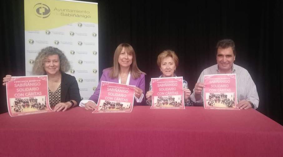De izquierda a derecha: Marisa Morillo, concejala de Servicios Sociales; Berta Fernández, alcaldesa; Teresa Otal, Cáritas; Manuel Cajal, Grupo Folclórico.