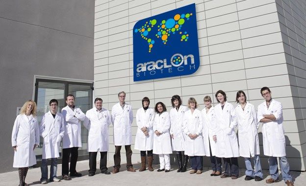 Manuel Sarasa con su equipo de Araclon Biotech