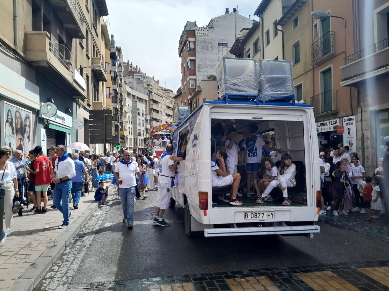 Arrancan las fiestas en Barbastro con el cohete y la cabalgata.