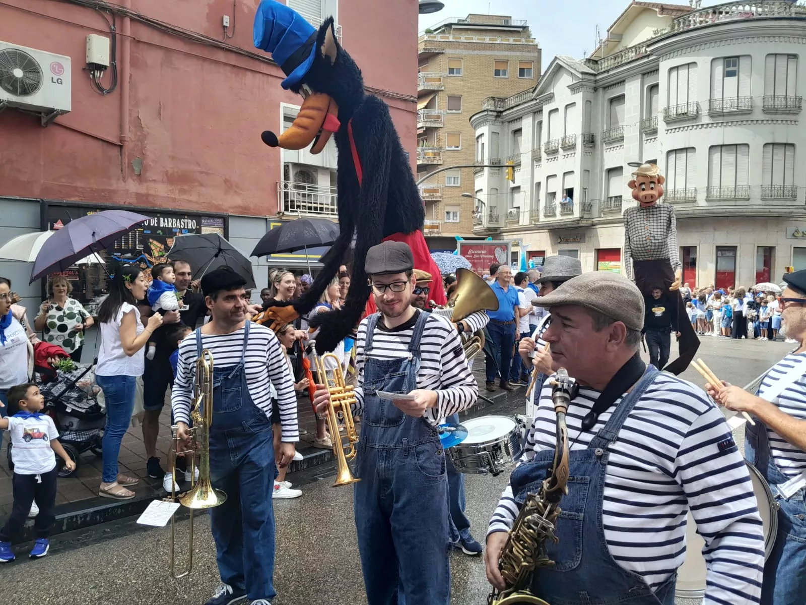 Arrancan las fiestas en Barbastro con el cohete y la cabalgata.
