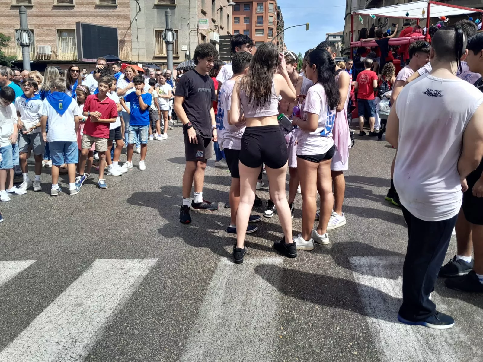 Arrancan las fiestas en Barbastro con el cohete y la cabalgata.