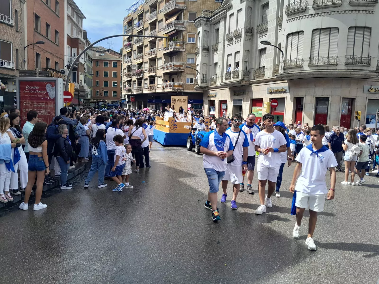 Arrancan las fiestas en Barbastro con el cohete y la cabalgata.