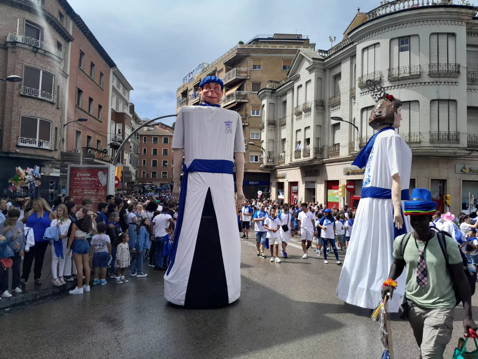 Arrancan las fiestas en Barbastro con el cohete y la cabalgata.