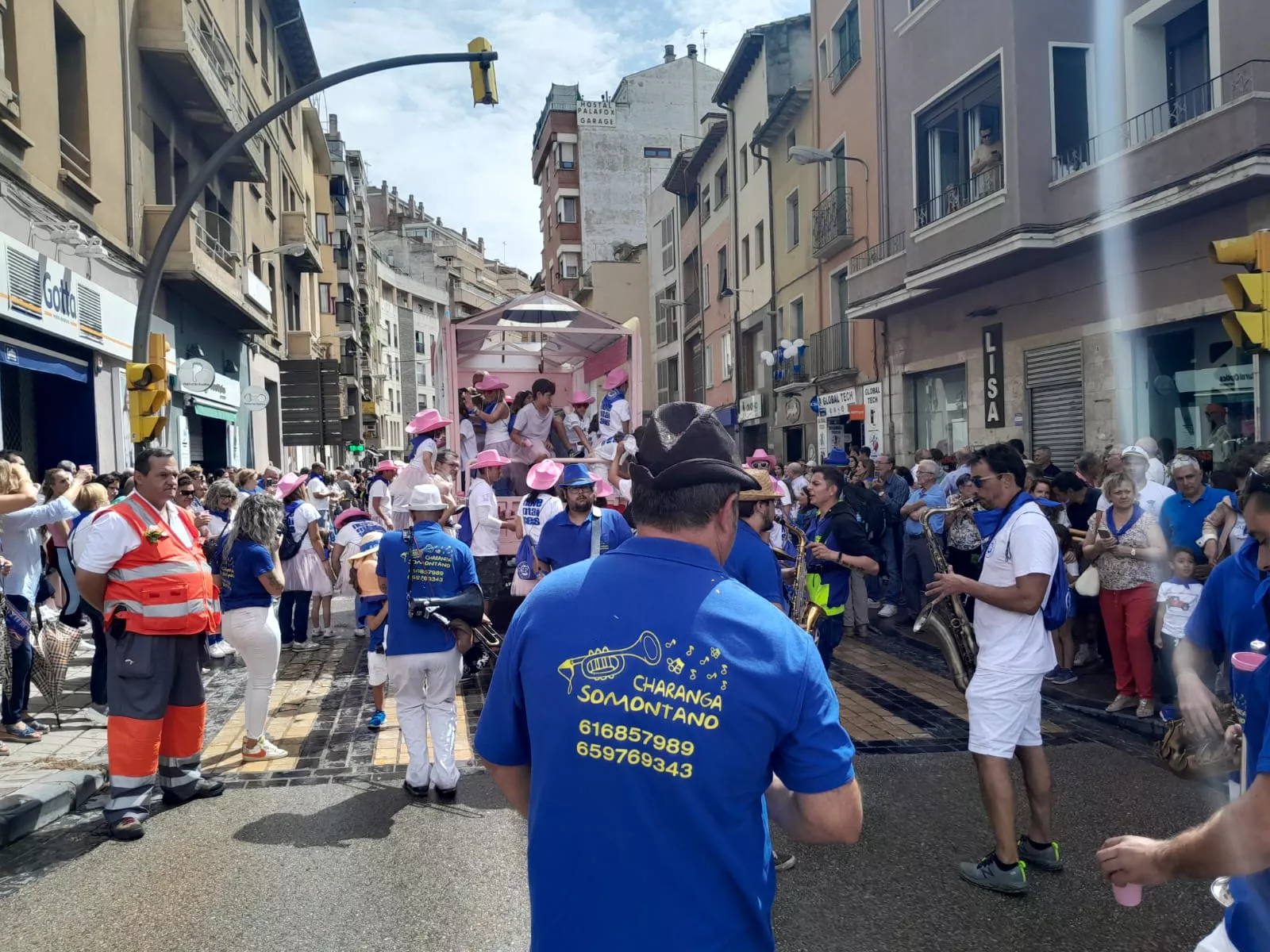 Arrancan las fiestas en Barbastro con el cohete y la cabalgata.