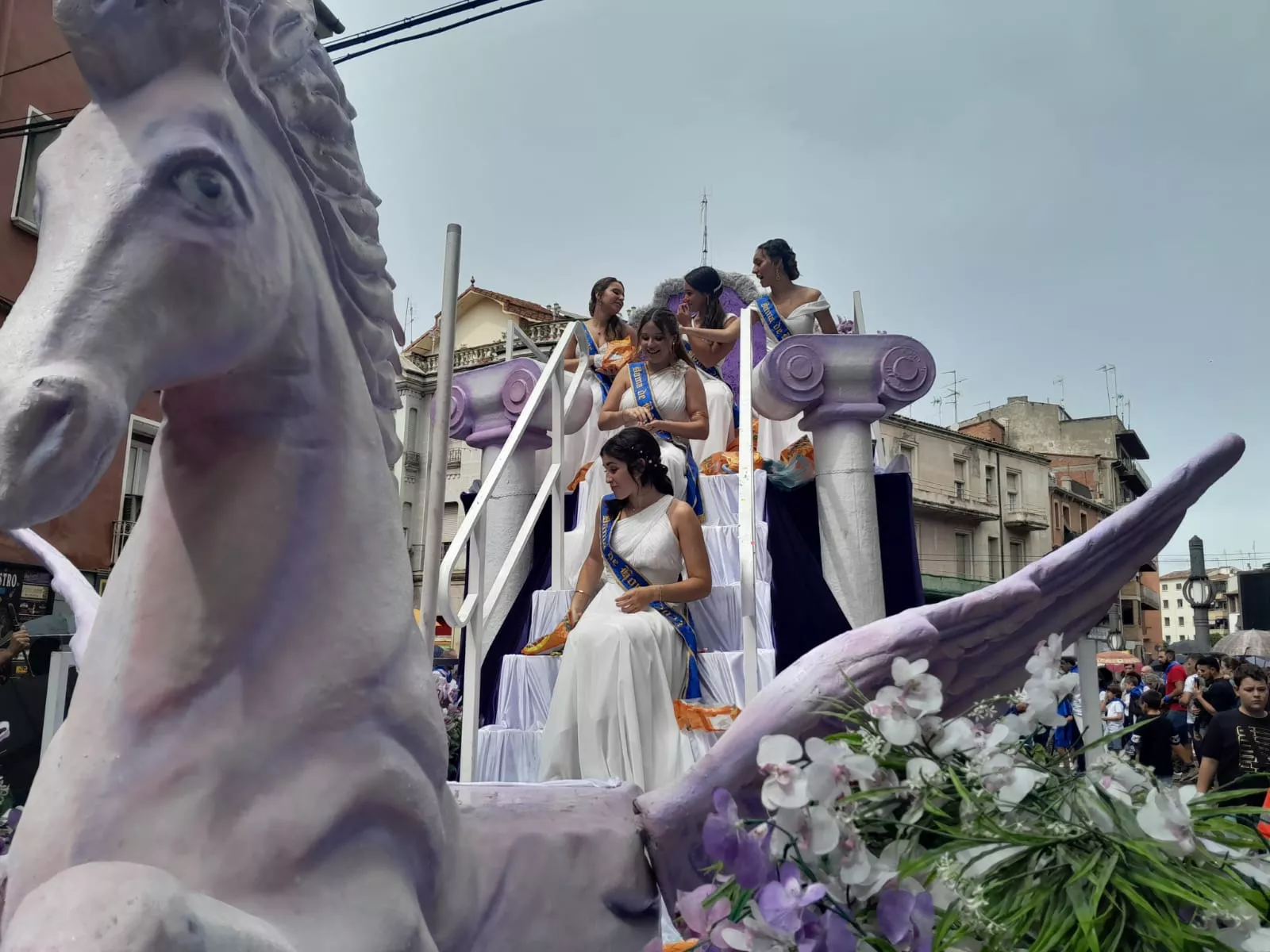Arrancan las fiestas en Barbastro con el cohete y la cabalgata.