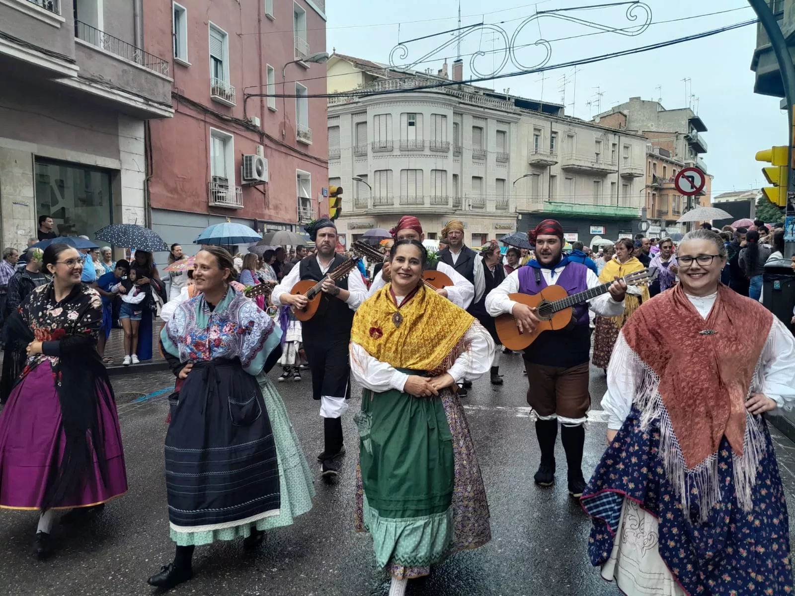 Arrancan las fiestas en Barbastro con el cohete y la cabalgata.
