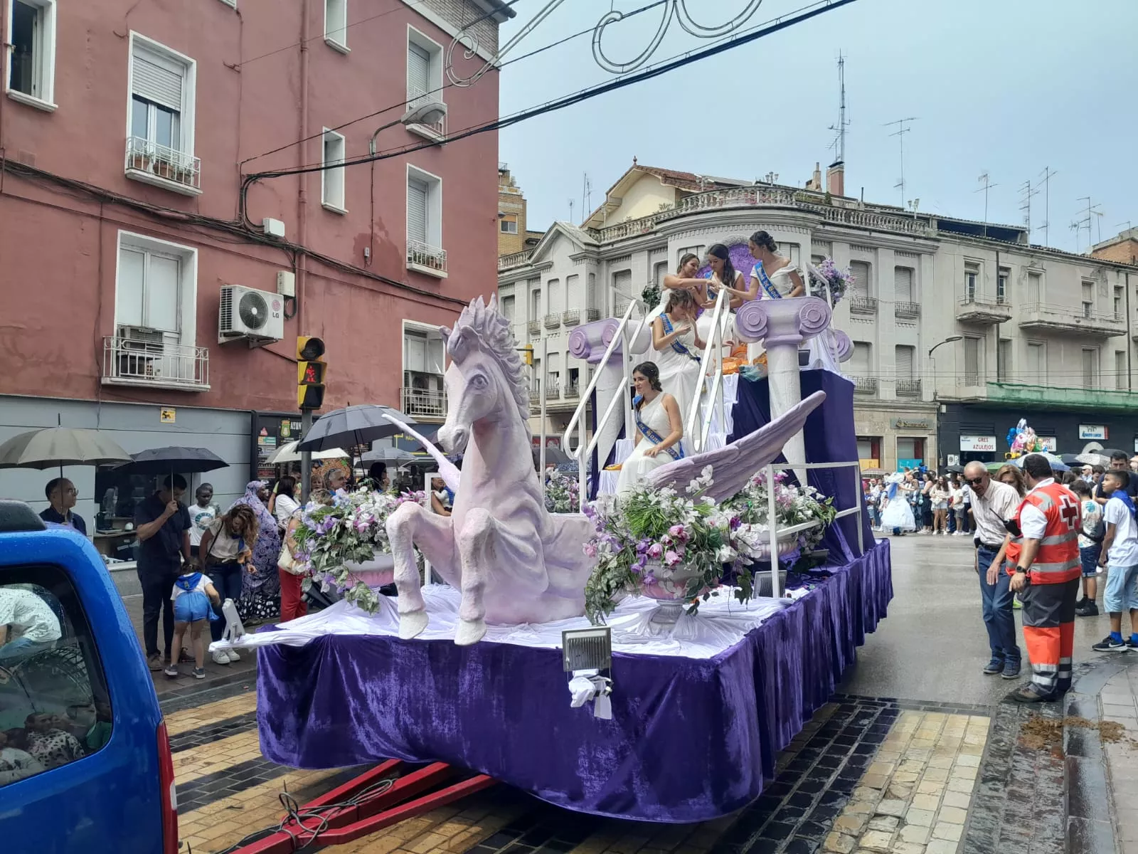 Arrancan las fiestas en Barbastro con el cohete y la cabalgata.