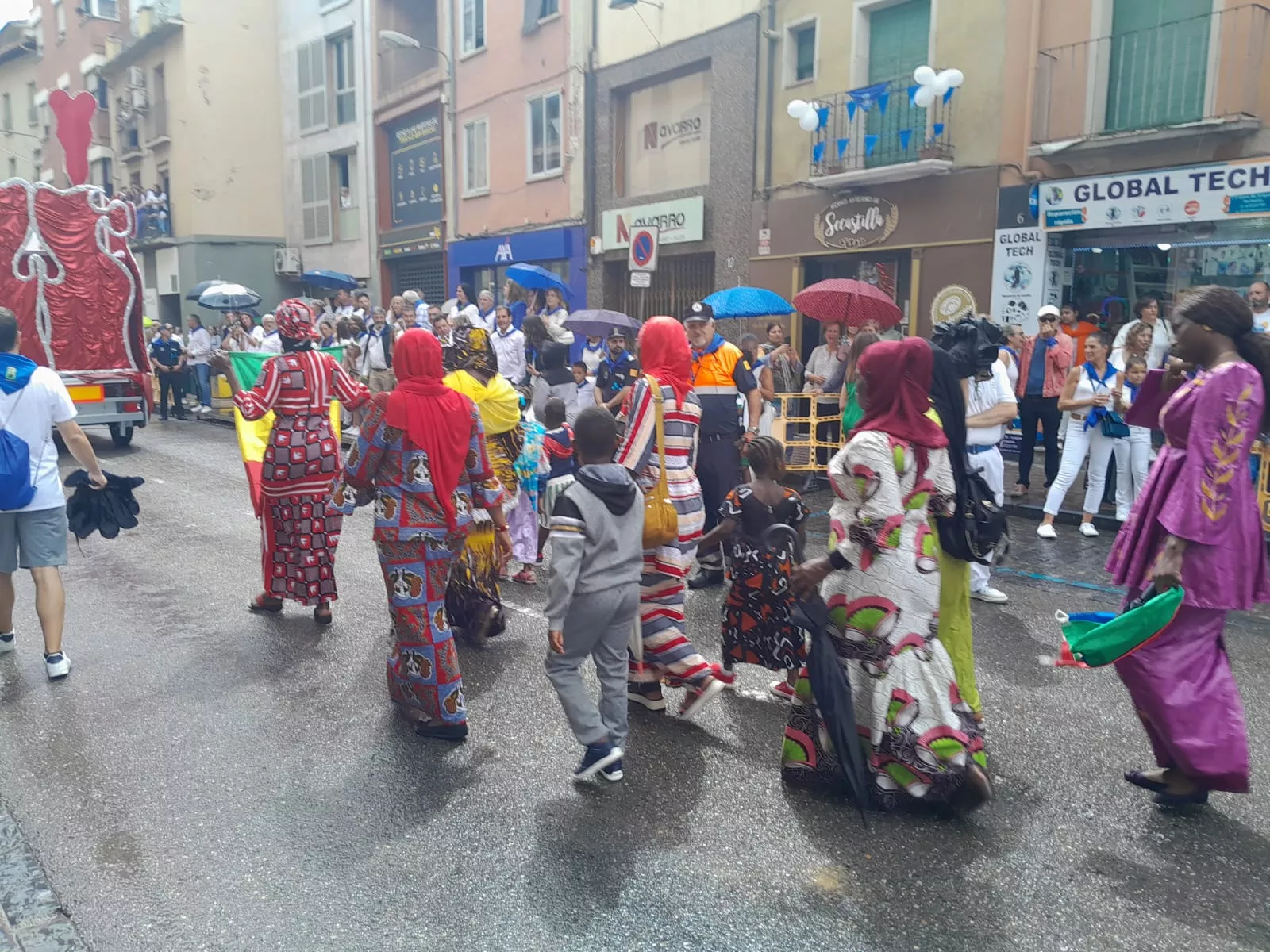 Arrancan las fiestas en Barbastro con el cohete y la cabalgata.