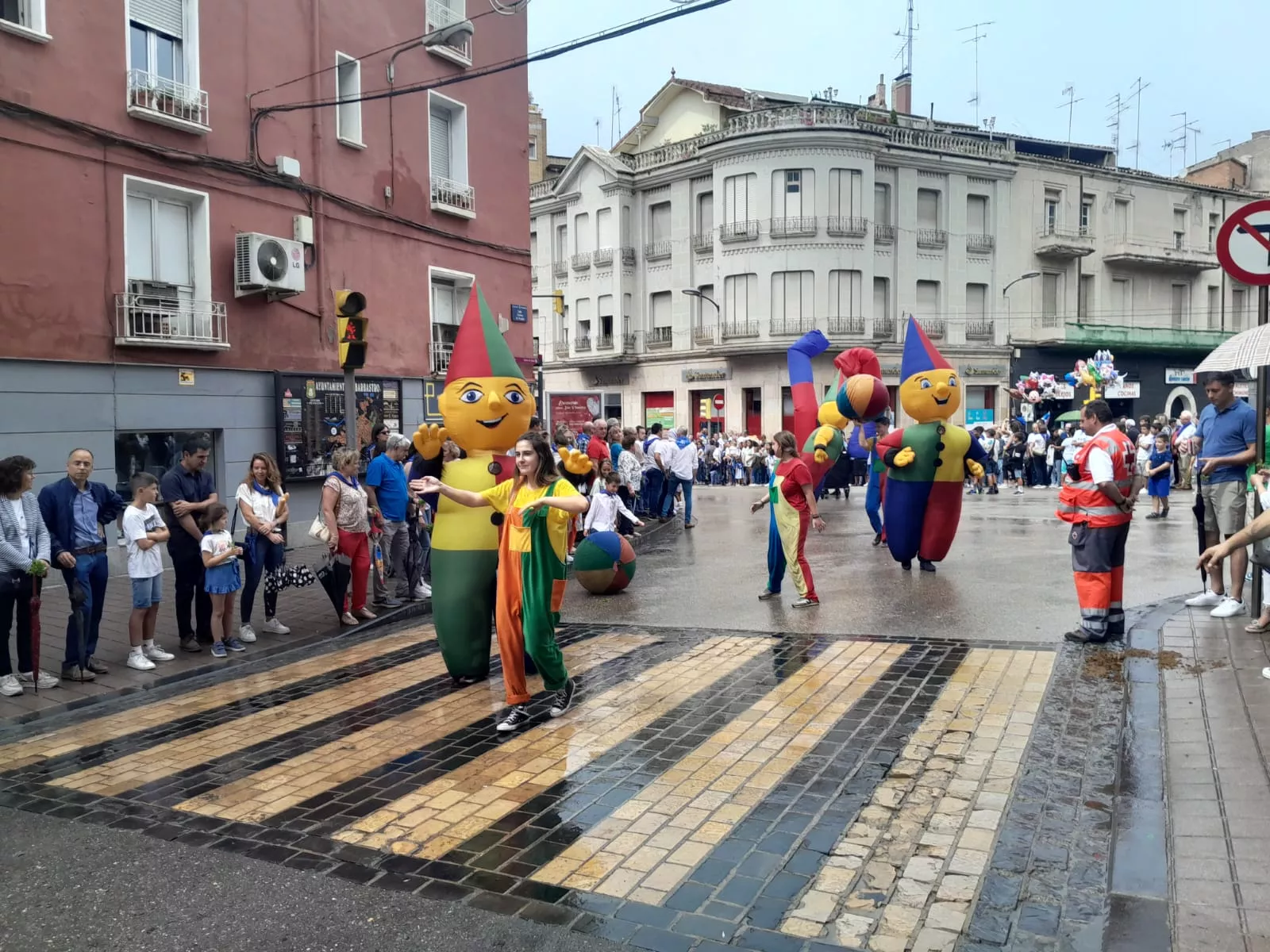 Arrancan las fiestas en Barbastro con el cohete y la cabalgata.