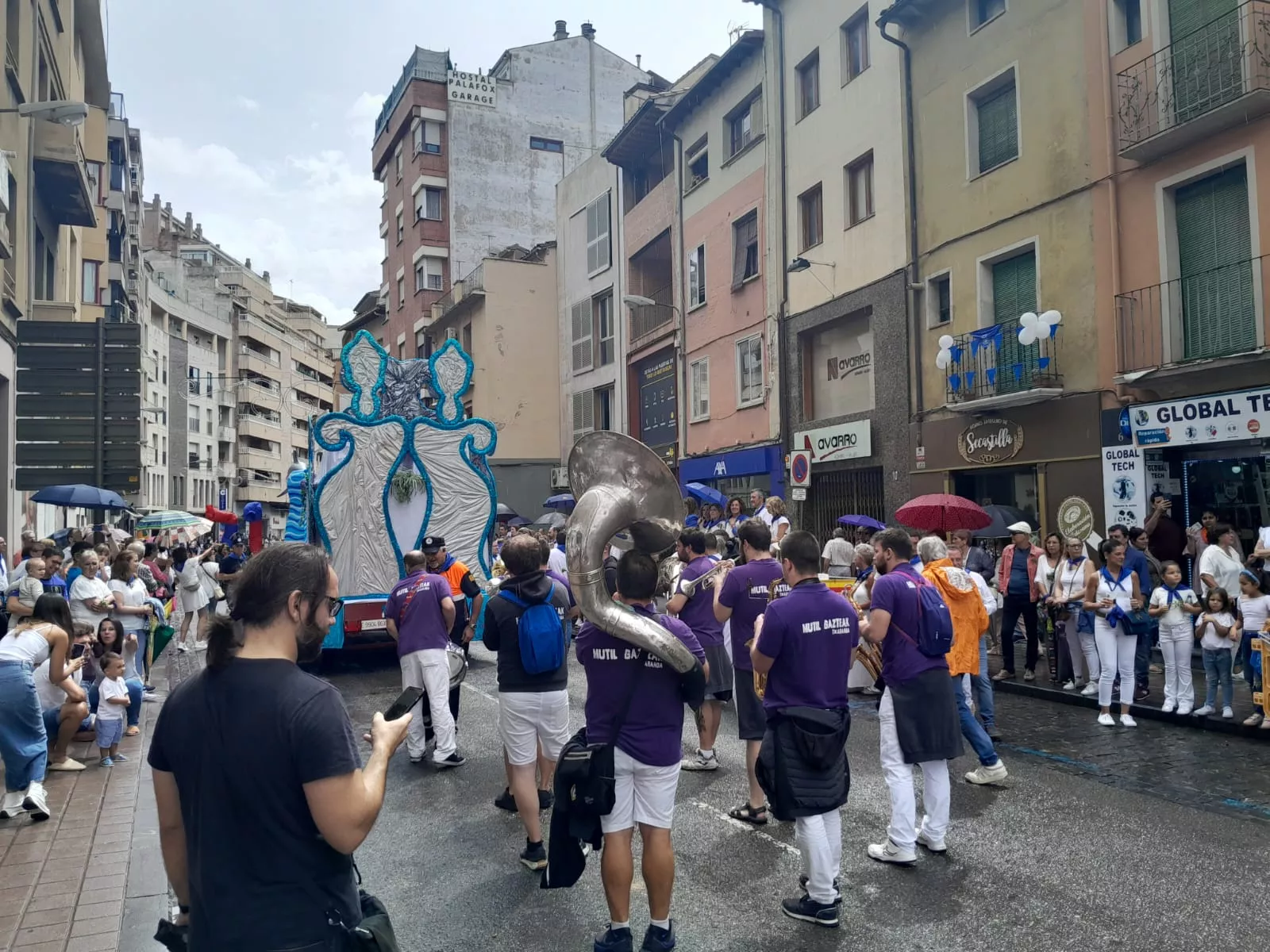 Arrancan las fiestas en Barbastro con el cohete y la cabalgata.