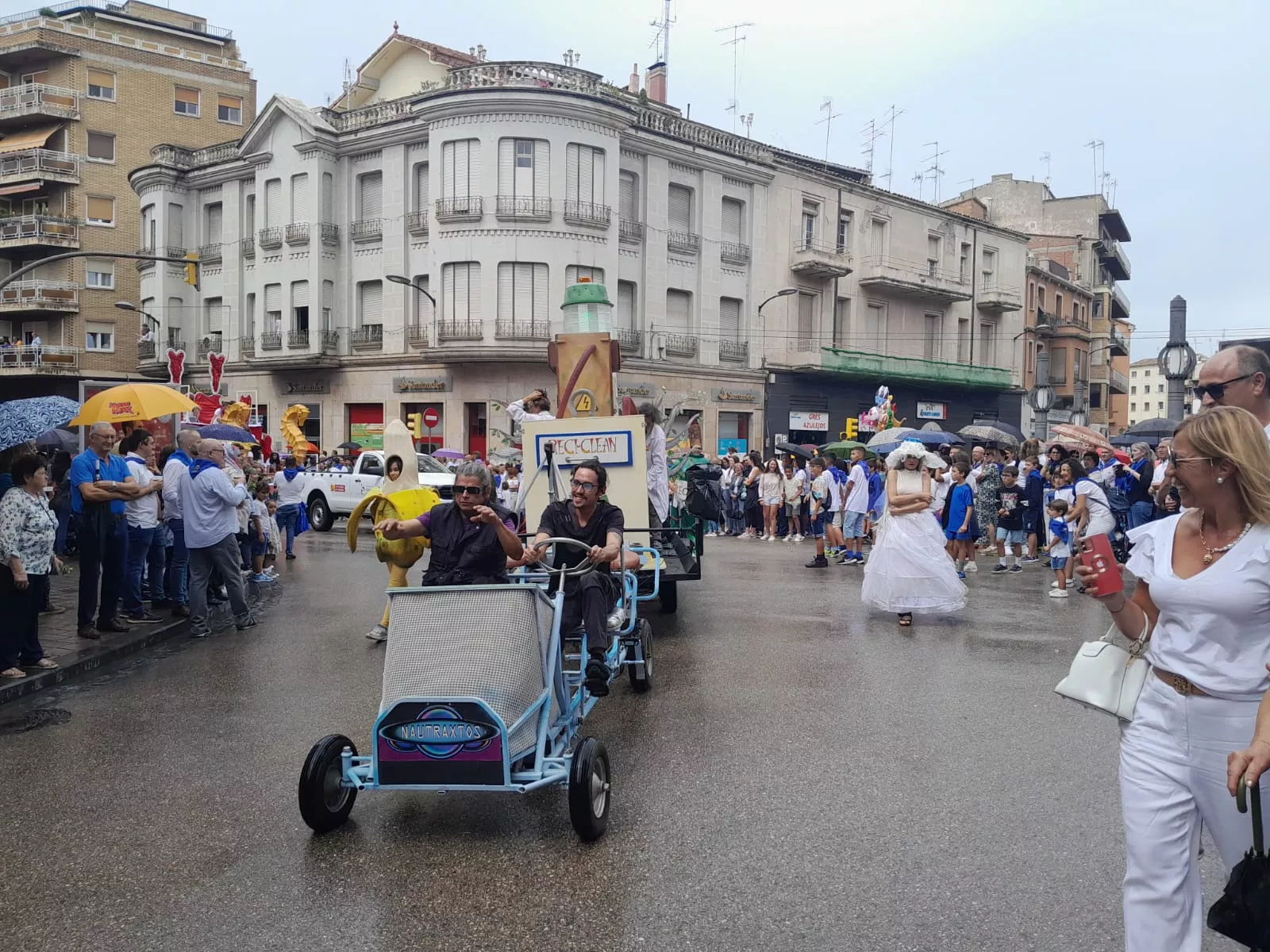 Arrancan las fiestas en Barbastro con el cohete y la cabalgata.