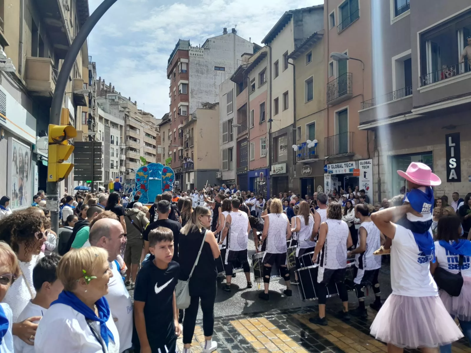 Arrancan las fiestas en Barbastro con el cohete y la cabalgata.