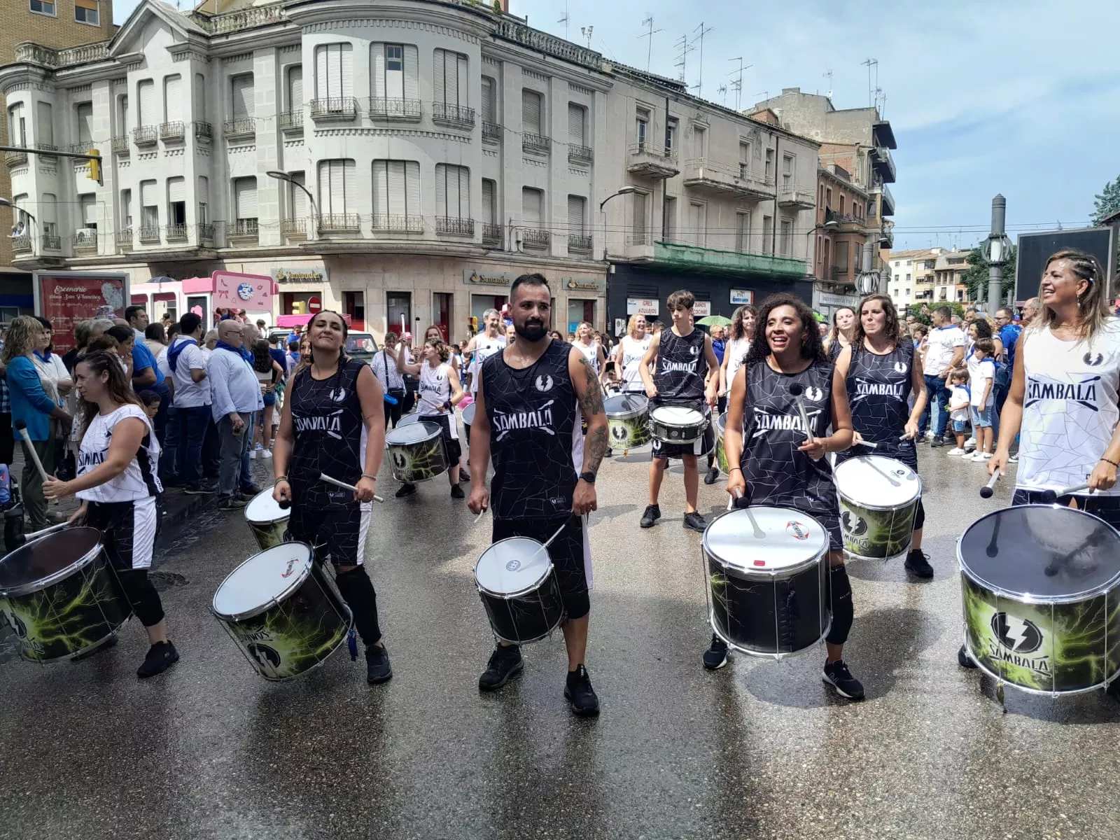 Arrancan las fiestas en Barbastro con el cohete y la cabalgata.
