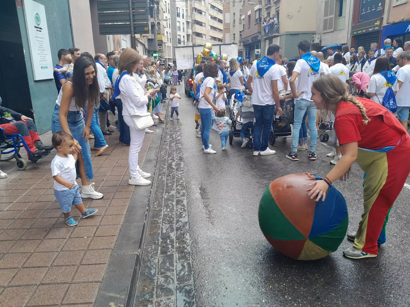 Arrancan las fiestas en Barbastro con el cohete y la cabalgata.