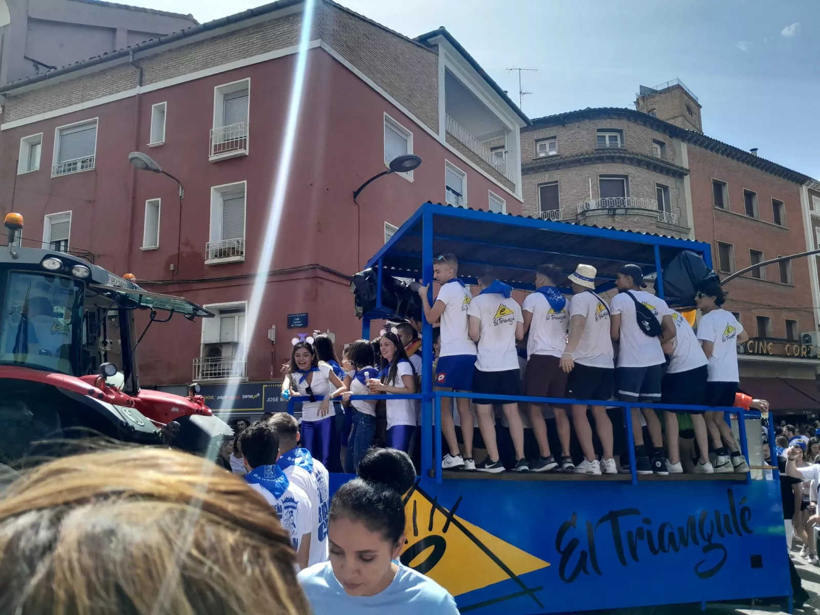 Arrancan las fiestas en Barbastro con el cohete y la cabalgata.