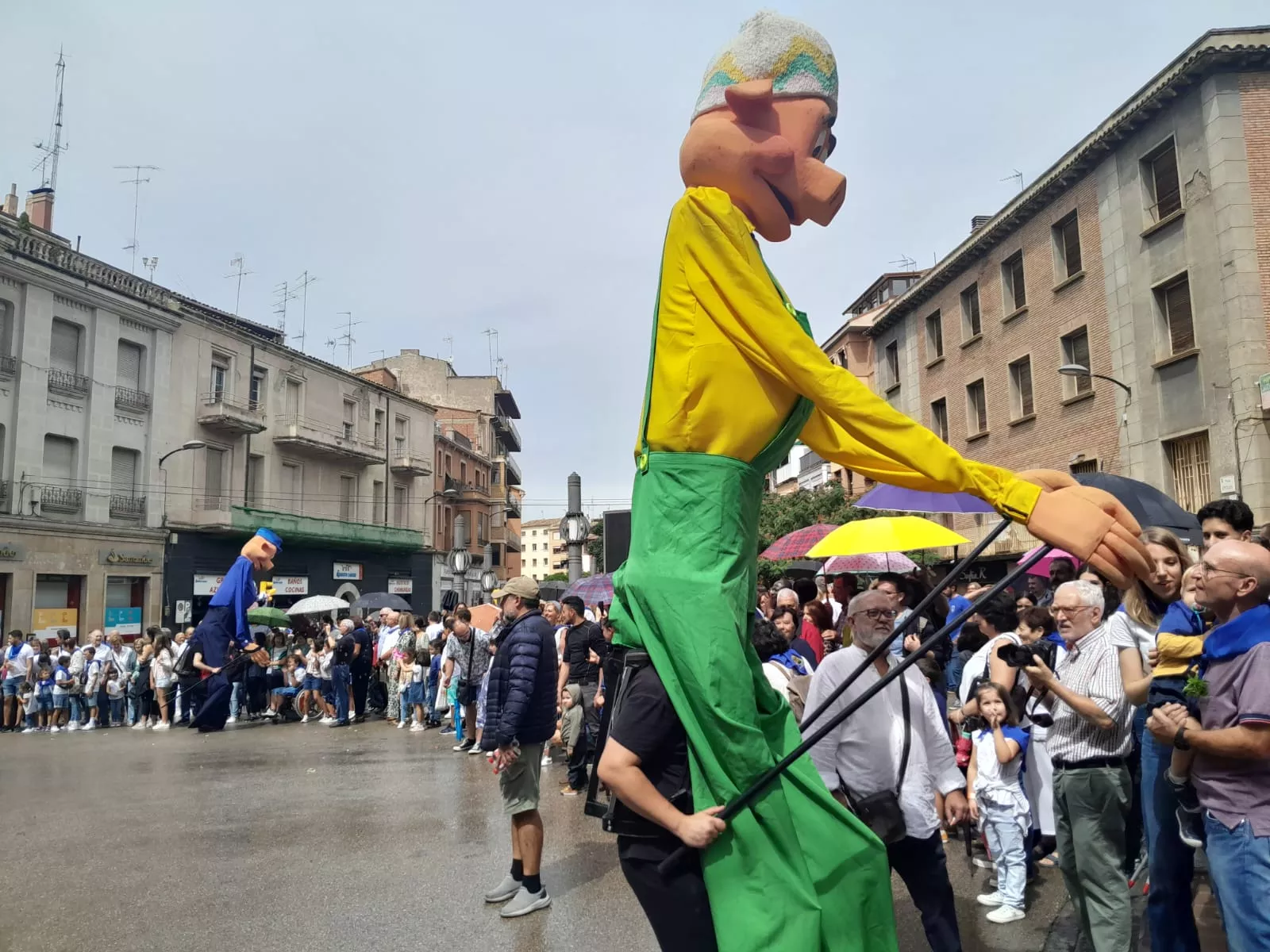 Arrancan las fiestas en Barbastro con el cohete y la cabalgata.