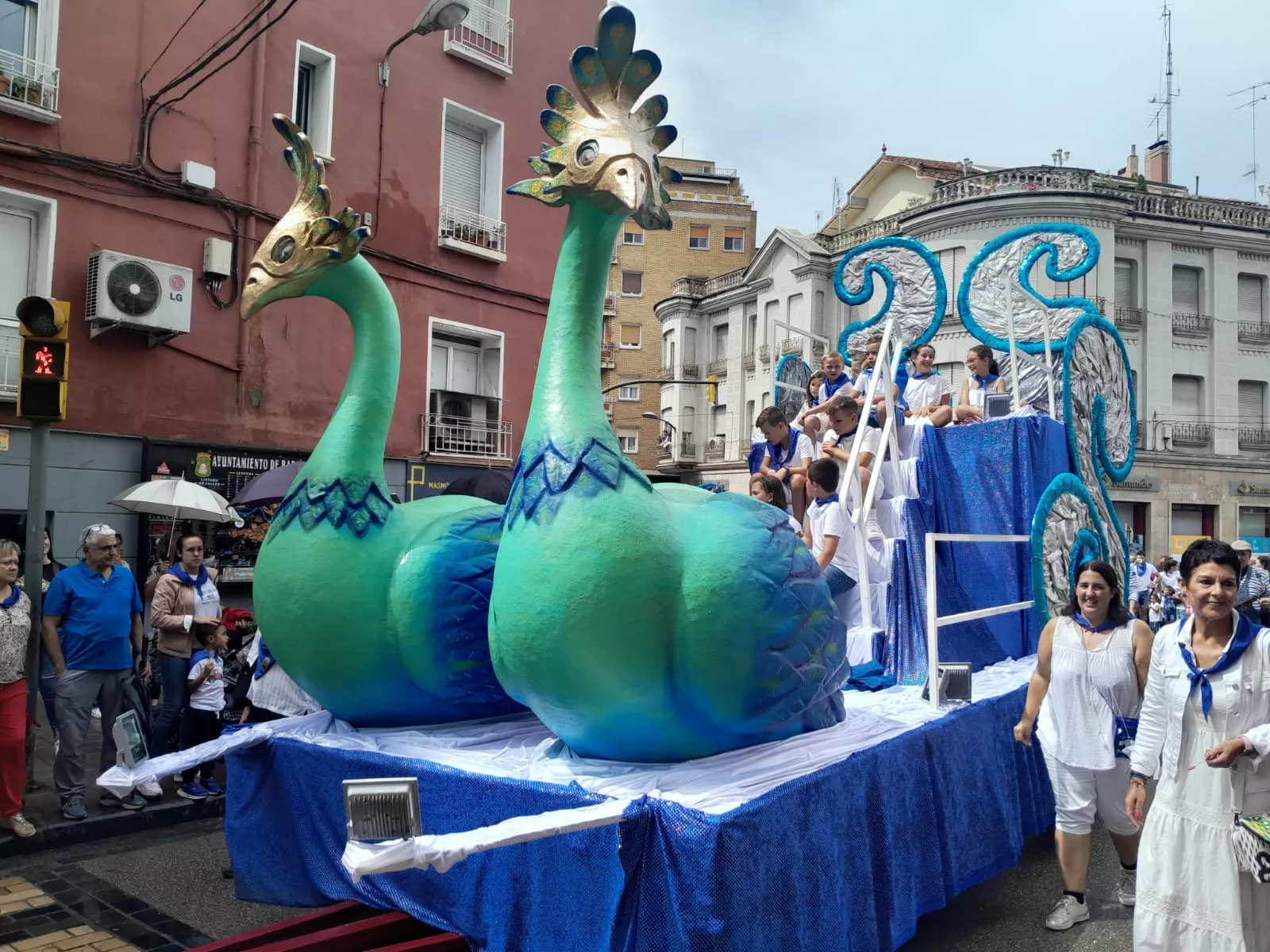 Arrancan las fiestas en Barbastro con el cohete y la cabalgata.