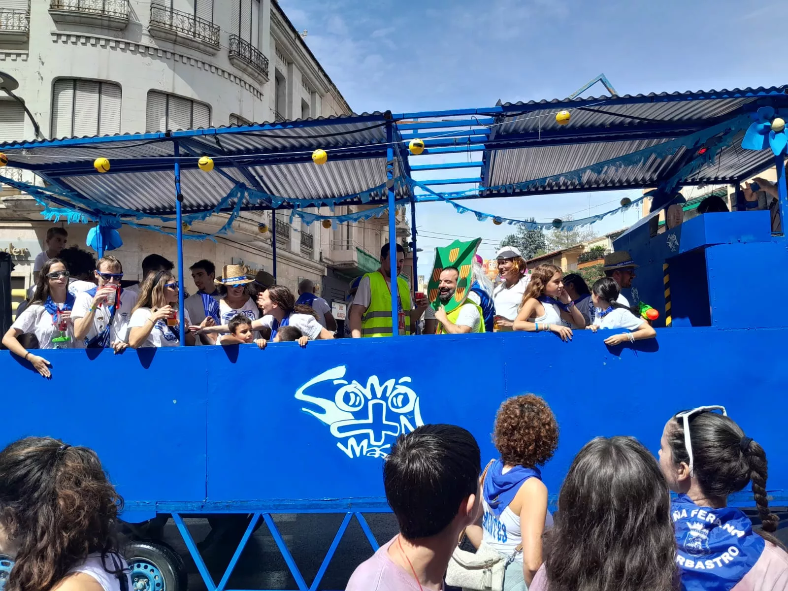 Arrancan las fiestas en Barbastro con el cohete y la cabalgata.