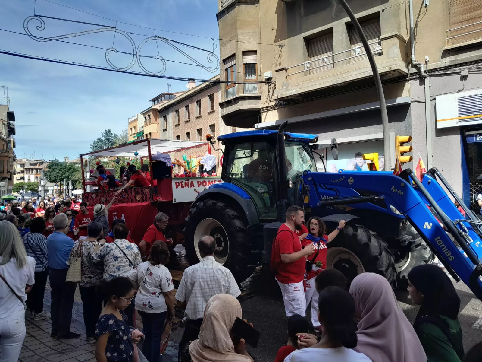 Arrancan las fiestas en Barbastro con el cohete y la cabalgata.