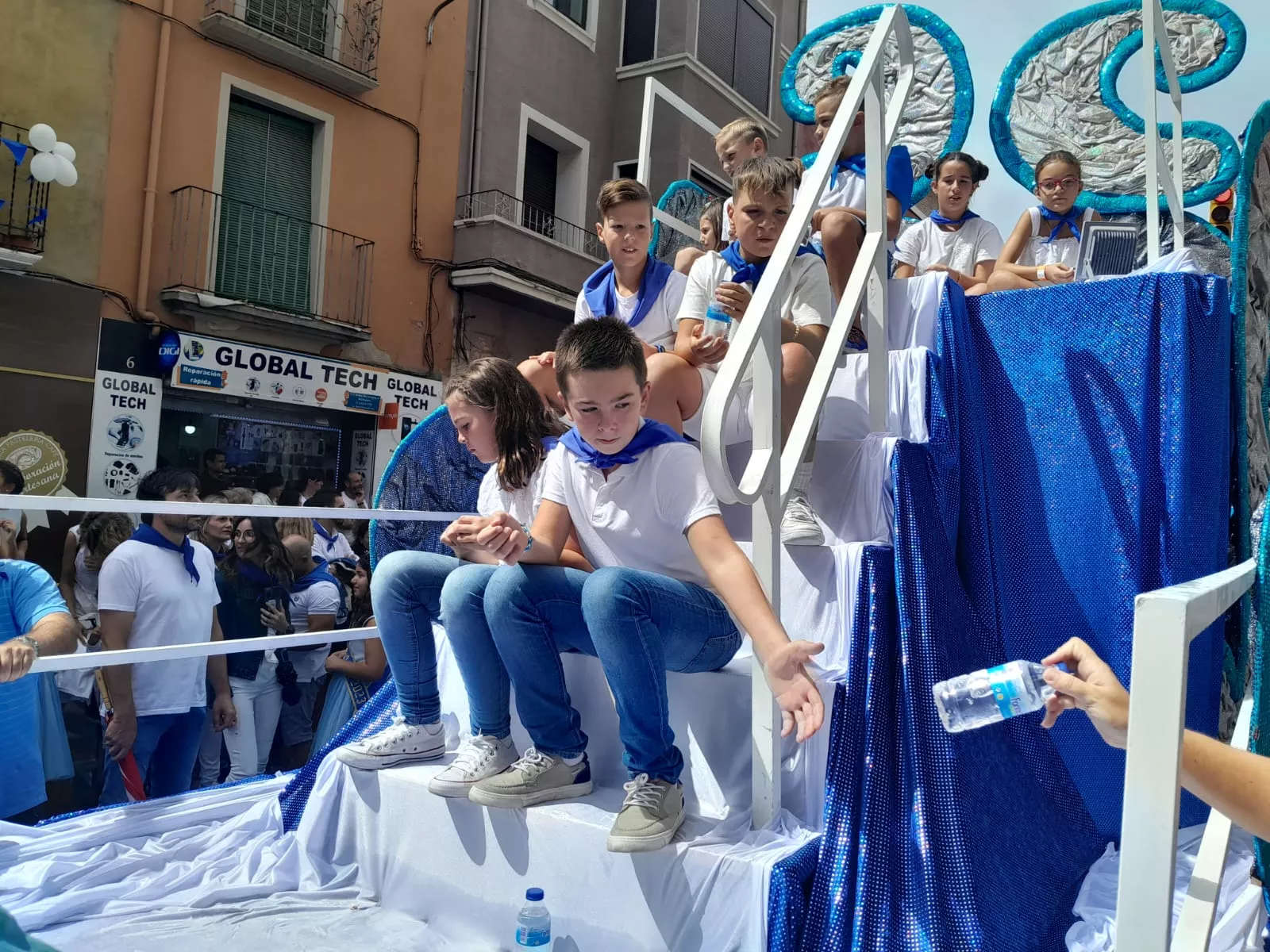 Arrancan las fiestas en Barbastro con el cohete y la cabalgata.