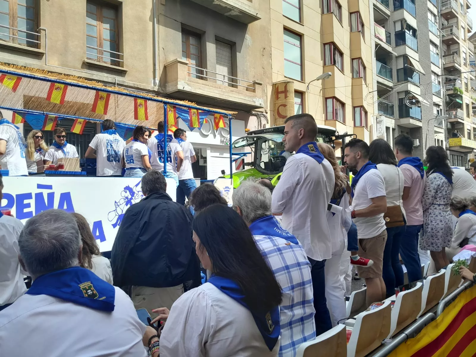 Arrancan las fiestas en Barbastro con el cohete y la cabalgata.