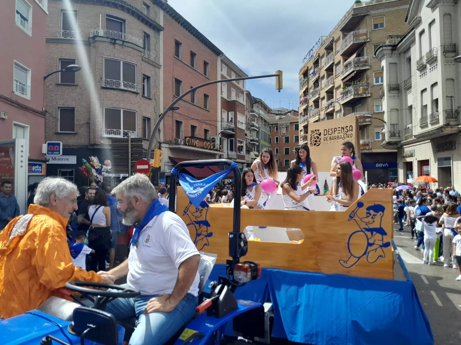 Arrancan las fiestas en Barbastro con el cohete y la cabalgata.
