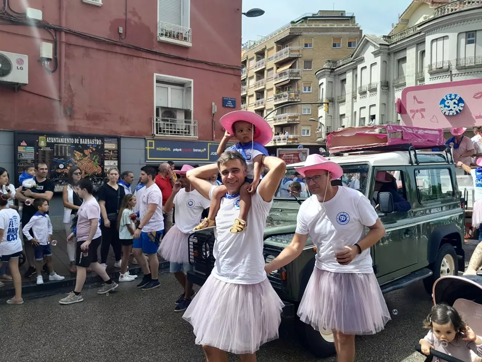 Arrancan las fiestas en Barbastro con el cohete y la cabalgata.