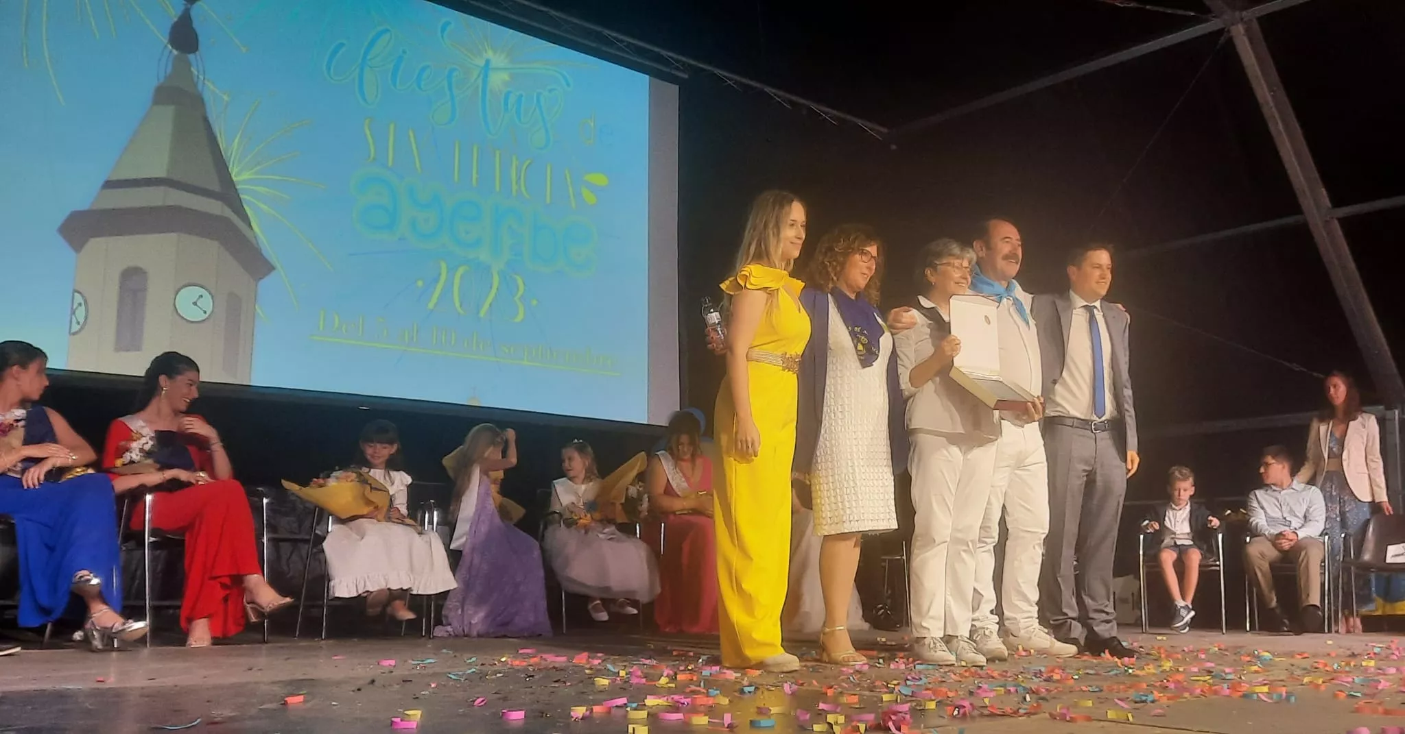 Antonio Biescas, Alcalde de Ayerbe y Nerea Salcedo, concejala de Fiestas entregan la placa de Pregoneros al Orfeón Reino de los Mallos