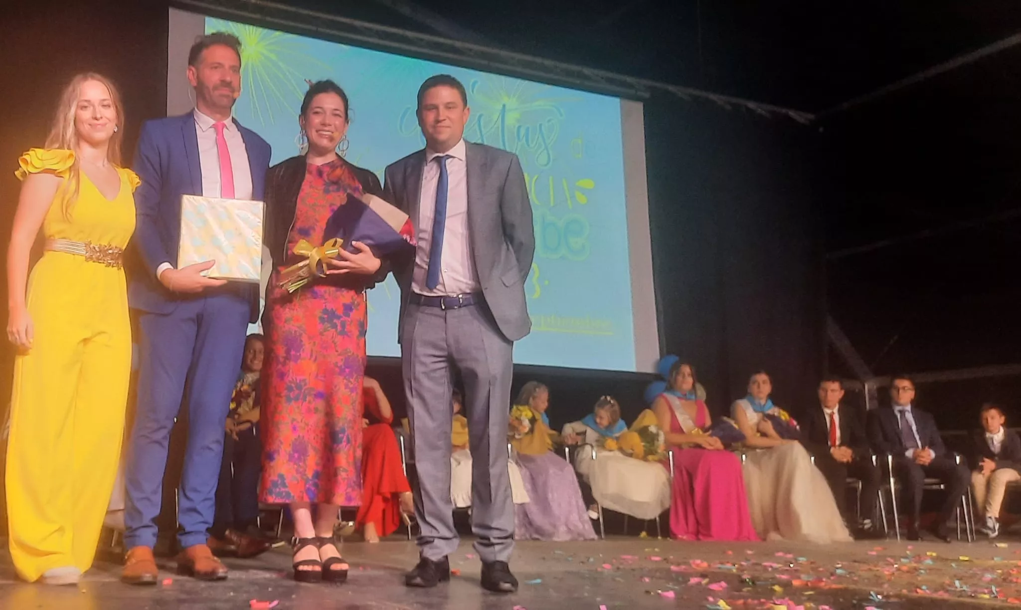 El alcalde y la concejala de fiestas agradecen la labor de los presentadores de la gala, Oscar Abadiano y Leticia Ramos 