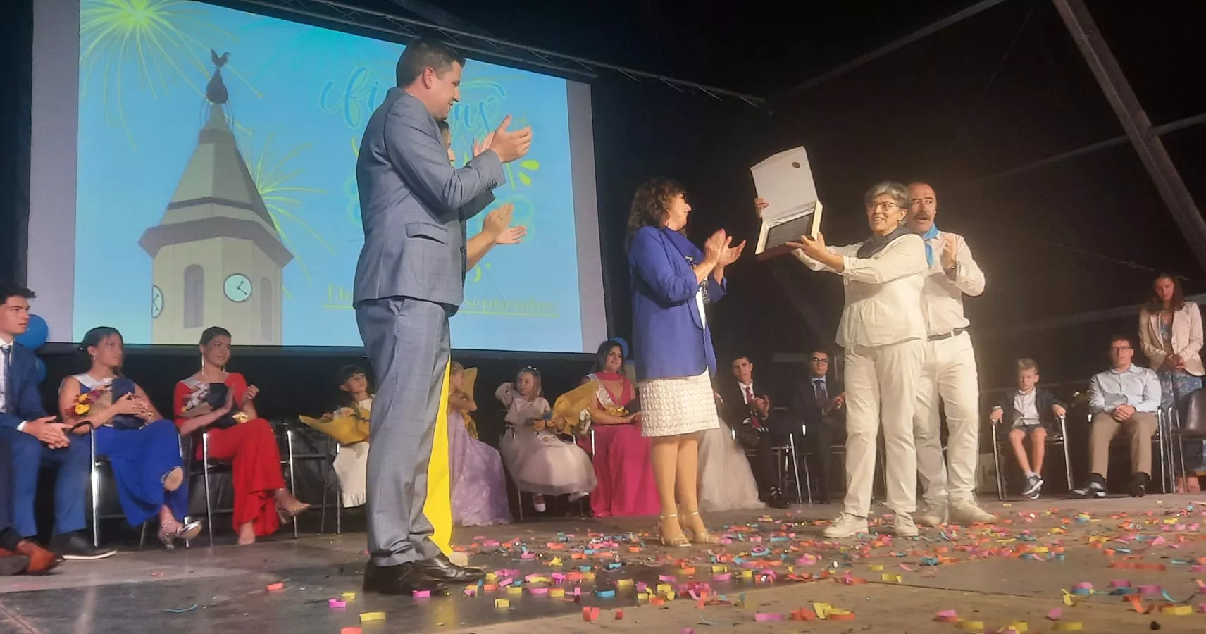 Entrega de una placa conmemorativa al Orfeón Reino de los Mallos.