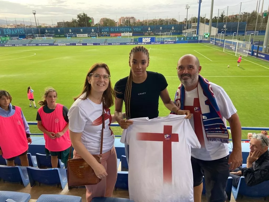 Beatriz Peirón, Salma Paralluelo y Amadeo Ibarz en la Ciudad Deportiva Dani Jarque del Espanyol de Barcelona.
