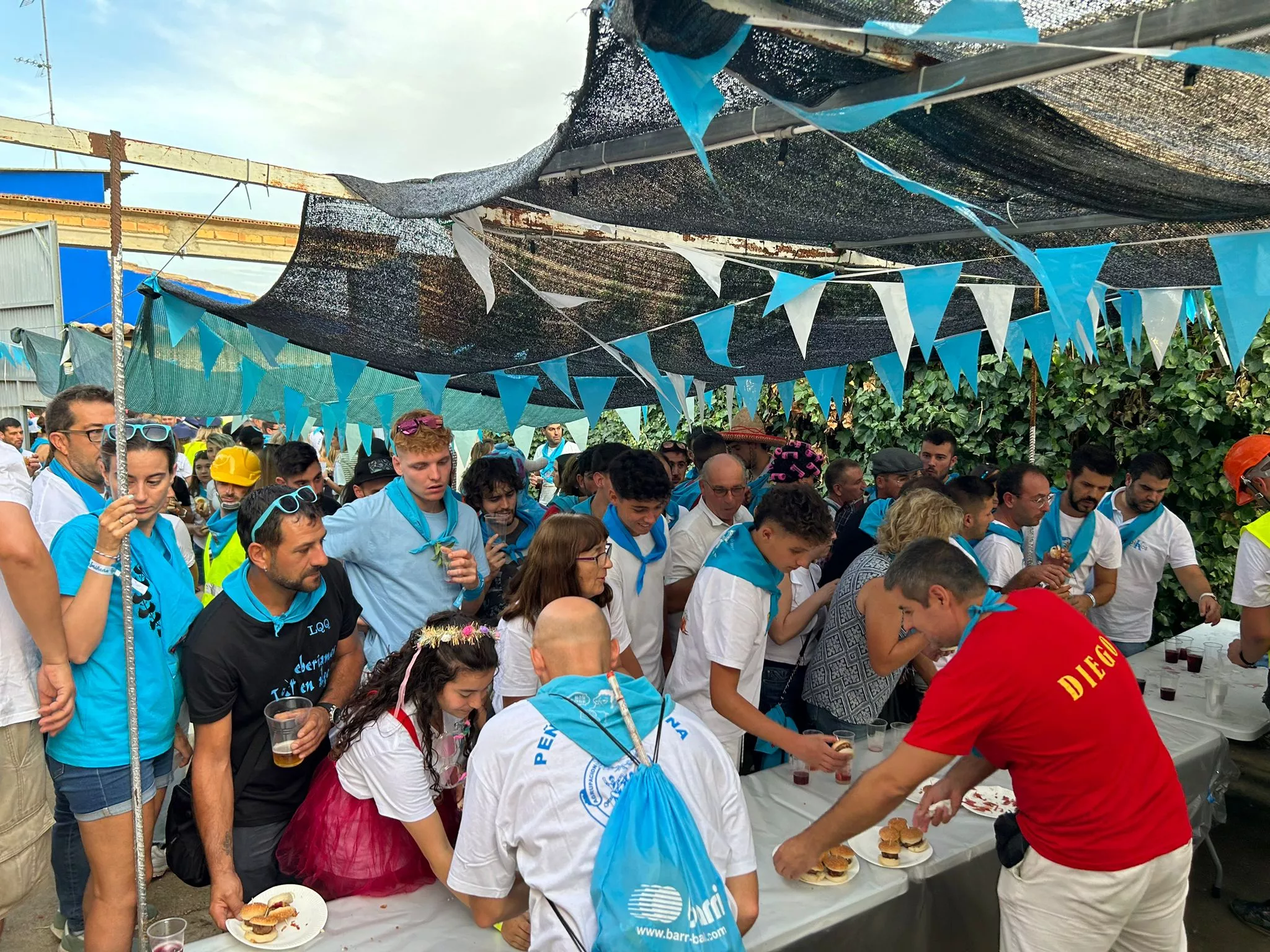 La ronda de peñas ha reunido a numerosas personas en Sariñena.