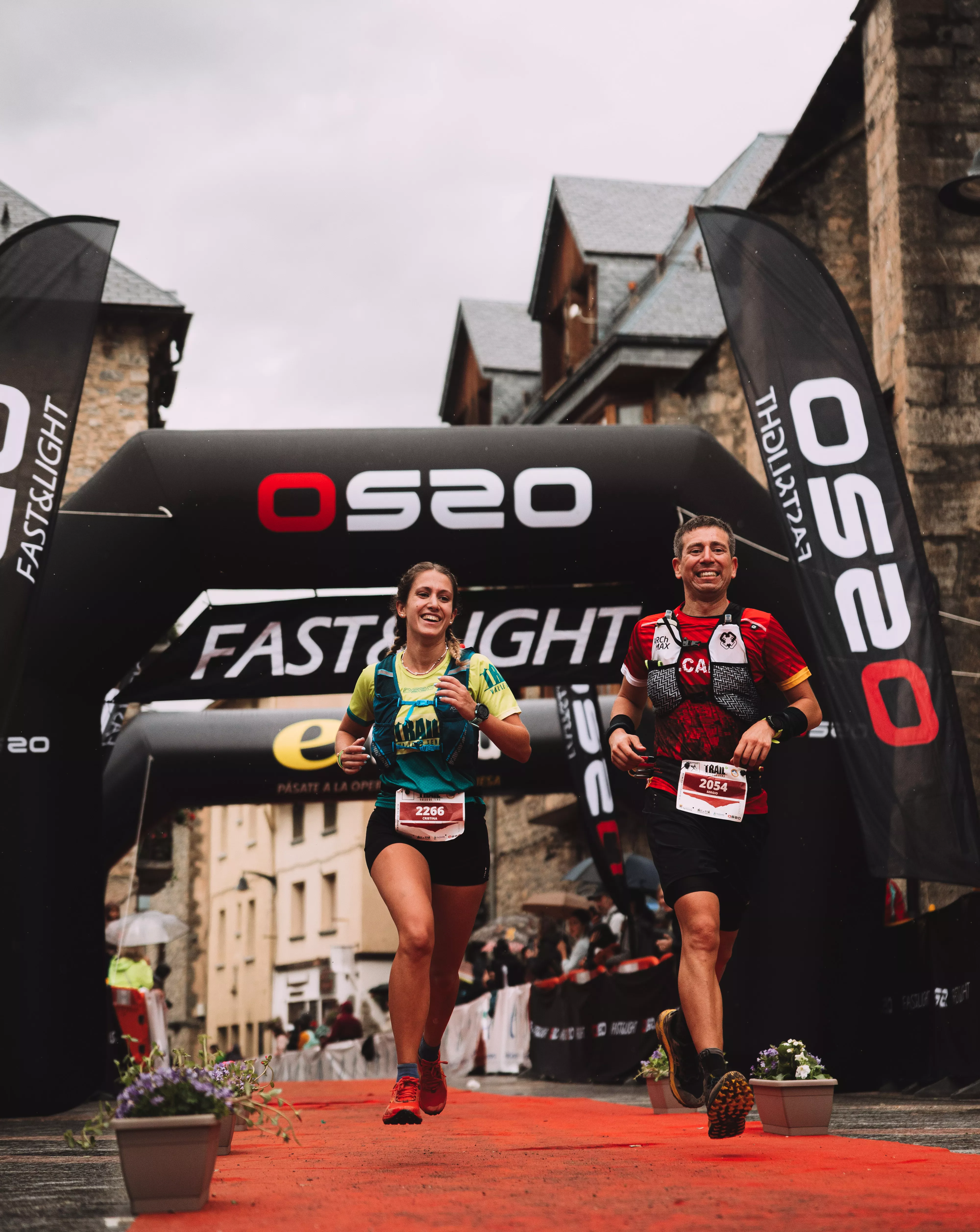 Llegada a meta. Álvaro Osanz, Leire Jaén, Marina Damlaimcourt y Alberto Puyuelo se imponen en el Trail Valle de Tena. Foto Toño Miranda